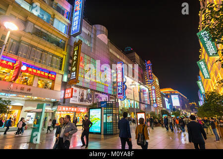 Menschen, die in der Einkaufsstraße Nanjing Road in Shanghai. Stockfoto