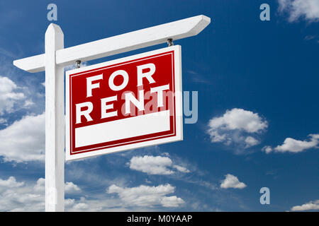 Nach rechts gerichteter zum Mieten Immobilien Schild über blauen Himmel und Wolken mit Platz für Ihren Text. Stockfoto