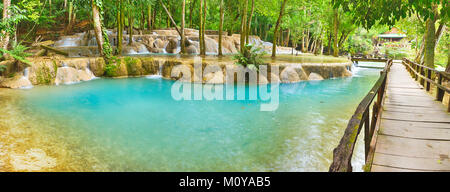 Brücke auf dem Weg zum Tat Sae Wasserfall. Schöne Landschaft. Luang Prabang. Laos. Panorama Stockfoto