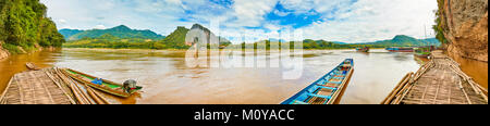 Touristischen Boote am Pier von Pak Ou Höhle. Wunderschöne Landschaft Panorama, Luang Prabang, Laos. Stockfoto