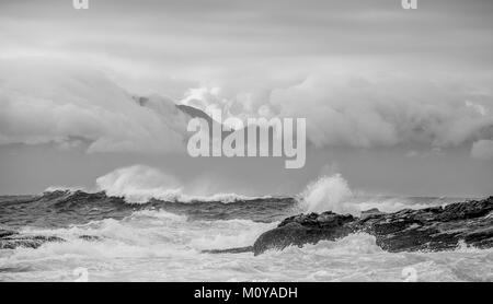 Meer Landschaft. Ein Morgen, Wolken Himmel und die Berge. Die False Bay. Südafrika. Schwarz und Weiß Foto Stockfoto