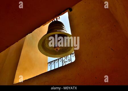 Trinidad de Cuba: Bell in Kirche und Kloster des Heiligen Franziskus, in dem sich das Museum der Kampf gegen die Banditen. kolonialen Bauten in der Rückseite Stockfoto