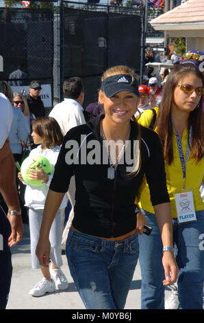 Anna Kournikova größte Verlierer 052311 03.JPG Orig Pix 2004 in Florida, MIAMI BEACH, FL - 23. Mai: (Radar) Es sieht aus wie "Der größte Verlierer" ein weiterer neuer Trainer gefunden haben konnten. Nach Berichten, die Tennisspielerin Anna Kournikova die ABC-Fitness zeigen nächste Saison. Kournikova wird melden Sie neue Trainer Cara Castronuova und Brett Hoebel wie die Show große Veränderungen im Gefolge der Jillian Michaels' Abweichung von den Erfolg Erscheinen, X 17 Online Berichte unterzogen wird. Michaels verkündete ihre Entscheidung im letzten Jahr zu verlassen, um auf dem Beginnen einer Familie zu konzentrieren. Eine offizielle Ankündigung zum Kourni Stockfoto