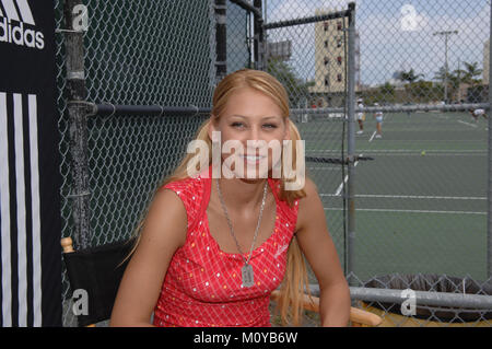 Anna Kournikova größte Verlierer 052311 12.JPG Orig Pix 2005 in Florida, MIAMI BEACH, FL - 23. Mai: (Radar) Es sieht aus wie "Der größte Verlierer" ein weiterer neuer Trainer gefunden haben konnten. Nach Berichten, die Tennisspielerin Anna Kournikova die ABC-Fitness zeigen nächste Saison. Kournikova wird melden Sie neue Trainer Cara Castronuova und Brett Hoebel wie die Show große Veränderungen im Gefolge der Jillian Michaels' Abweichung von den Erfolg Erscheinen, X 17 Online Berichte unterzogen wird. Michaels verkündete ihre Entscheidung im letzten Jahr zu verlassen, um auf dem Beginnen einer Familie zu konzentrieren. Eine offizielle Ankündigung zum Kourni Stockfoto