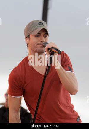 MIAMI BEACH - Februar 22, 20081: Spanische pop singer-songwriter Enrique Iglesias führt sonnigen Miami Beach mit Today Show starrte Matt Lauer, Meredith Vieira, Ann Curry und Al Roker. Am 22. Februar 2008 in Miami Beach, Florida. Personen: Enrique Iglesias Getriebe Ref: FLXX Hoo-Me.com/MediaPunch Stockfoto