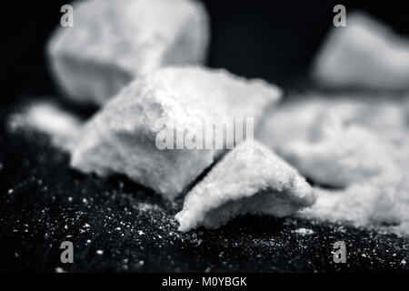 Salz, Natriumchlorid in eine hölzerne Schaufel auf Holzboden. Stockfoto