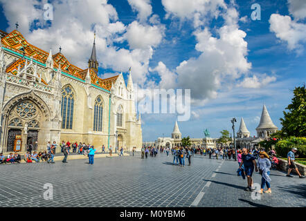 Ein sonniger Tag Castle Hill Komplex in Budapest Ungarn mit Matthias Kirche und Fisherman's Bastion überfüllt mit Touristen Stockfoto