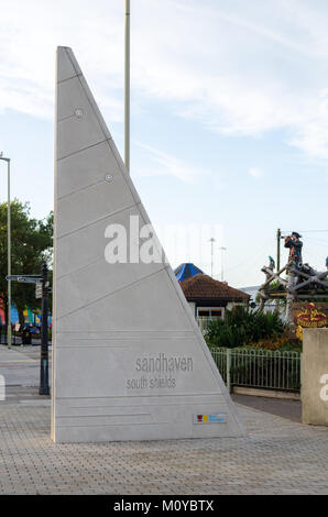 Großen dreieckigen Stein gehauenen Zeichen für andhaven South Shields', gelegen auf Sea Road, South Tyneside Stockfoto