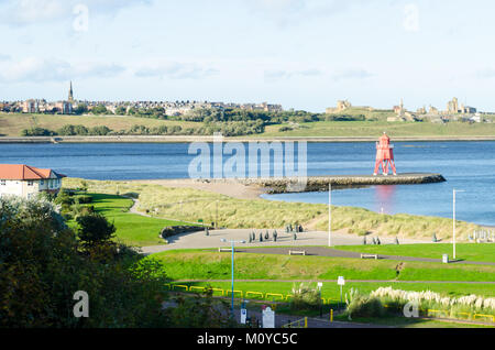 Littlehaven Strand und die Herde Groyne Leuchtturm gesehen von North Marine Park, South Shields Stockfoto