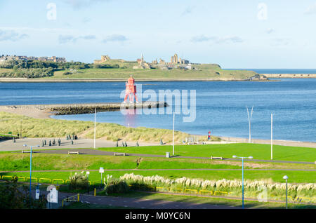 Littlehaven Strand, die Mündung des Flusses Tyne und die Herde Groyne Leuchtturm gesehen von North Marine Park, South Shields Stockfoto