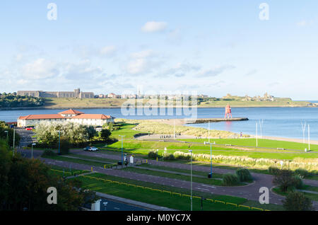 Littlehaven Strand, die Mündung des Flusses Tyne und die Herde Groyne Leuchtturm gesehen von North Marine Park, South Shields Stockfoto