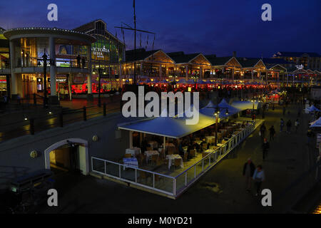 Victoria Wharf Shopping Mall, an V & A Waterfront in der Abenddämmerung, Cape Town, Südafrika Stockfoto