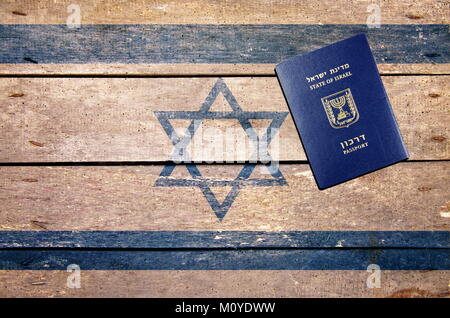 Israel Pass auf den Tisch und Flagge Stockfoto