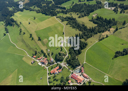 Luftaufnahme der Bauernhäuser um Schober 6, 87642 Halblech, Bayern, Deutschland Stockfoto