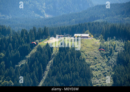 Luftaufnahme von Gleitschirmen weg vom Tegelberg, Bayern, Deutschland Stockfoto