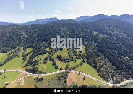 Luftaufnahme von Landschaft rund um Straße B 17, 87642 Halblech, Bayern, Deutschland Stockfoto