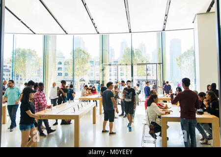 DUBAI, VEREINIGTE ARABISCHE EMIRATE - Oktober 13, 2017: Apple Store in der Dubai Mall mit Menschen an einem sonnigen Tag voll. Die Dubai Mall größte Mall im Worl Stockfoto