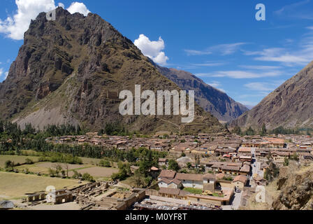 Die Stadt Ollantaytambo im Heiligen Tal der Inka berühmt für ihre antiken Inka Ruinen in der Region Cusco in Peru. Stockfoto