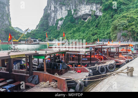 Halong Bay, Vietnam - November 4,2017: Boote können die Parkplätze am Hafen in der Überraschung Höhle (Sung Sot Höhle), Vietnam gesehen. Stockfoto