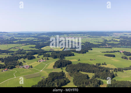 Ferner Luftaufnahme über den Lech in Richtung Mittenwald Gemeinde im Landkreis Weilheim-Schongau wurde, Bayern, Deutschland Stockfoto