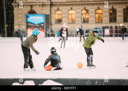 Helsinki, Finnland - 11. Dezember 2016: Kinder Schlittschuhlaufen auf der Eisbahn an der Railway Square im Winter Tag.