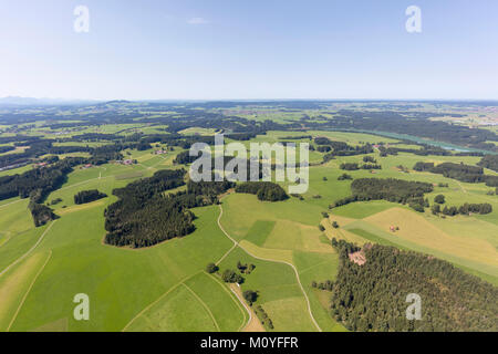 Ferner Luftaufnahme über den Lech in Richtung Mittenwald Gemeinde im Landkreis Weilheim-Schongau wurde, Bayern, Deutschland Stockfoto