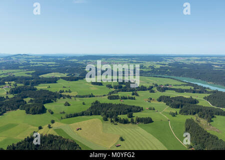 Ferner Luftaufnahme über den Lech in Richtung Mittenwald Gemeinde im Landkreis Weilheim-Schongau wurde, Bayern, Deutschland Stockfoto