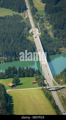 Luftaufnahme der Brücke an der Route 472 in Lech in der Nähe von Schongau, Bayern, Deutschland Stockfoto