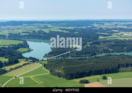 Luftaufnahme der Brücke an der Route 472 in Lech in der Nähe von Schongau, Bayern, Deutschland Stockfoto