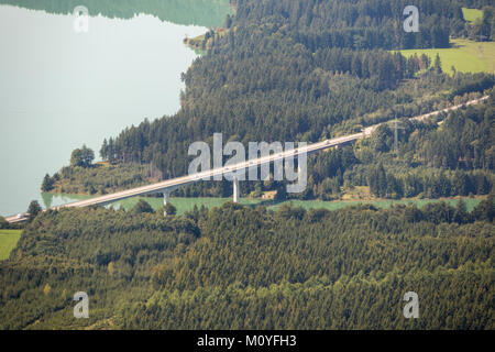 Luftaufnahme der Brücke an der Route 472 in Lech in der Nähe von Schongau, Bayern, Deutschland Stockfoto