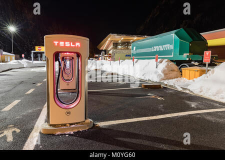 BRENNER, ITALIEN - Januar, 24, 2018: Tesla Kompressor im Winter. Tesla Ladestationen sind im gesamten EU Platz für Besitzer der Auserwählten Stockfoto