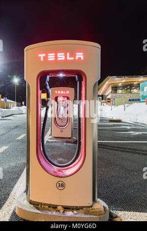 BRENNER, ITALIEN - Januar, 24, 2018: Tesla Kompressor im Winter. Tesla Ladestationen sind im gesamten EU Platz für Besitzer der Auserwählten Stockfoto