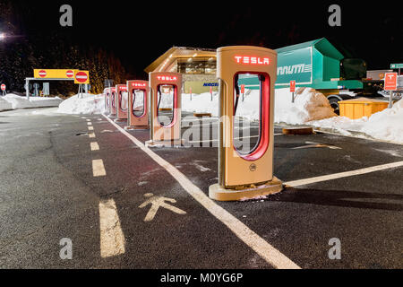 BRENNER, ITALIEN - Januar, 24, 2018: Tesla Kompressor im Winter. Tesla Ladestationen sind im gesamten EU Platz für Besitzer der Auserwählten Stockfoto