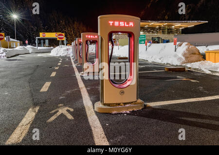 BRENNER, ITALIEN - Januar, 24, 2018: Tesla Kompressor im Winter. Tesla Ladestationen sind im gesamten EU Platz für Besitzer der Auserwählten Stockfoto