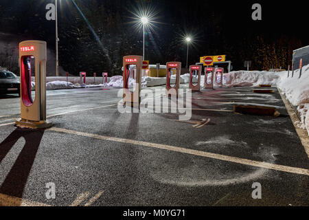 BRENNER, ITALIEN - Januar, 24, 2018: Tesla Kompressor im Winter. Tesla Ladestationen sind im gesamten EU Platz für Besitzer der Auserwählten Stockfoto