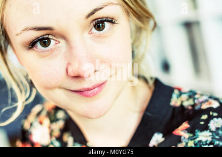 Junge Frau mit nasenpiercing, Porträt, Deutschland Stockfoto