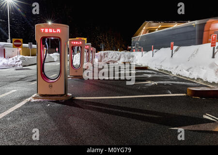 BRENNER, ITALIEN - Januar, 24, 2018: Tesla Kompressor im Winter. Tesla Ladestationen sind im gesamten EU Platz für Besitzer der Auserwählten Stockfoto