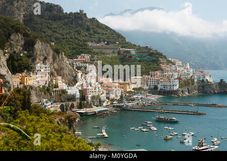 Blick auf die Stadt Amalfi, Amalfiküste, Golf von Salerno, Kampanien, Italien Stockfoto