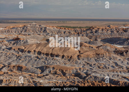 Bizarre rote Felsen mit weissen Salz, Valle de la Luna, San Pedro de Atacama, Chile Stockfoto