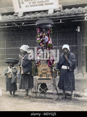 Buddhistische Pilger mit tragbaren Altar, Japan, c 1880 Stockfoto