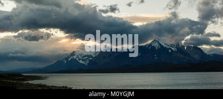 Gletschersee Sarmiento de Gamboa mit der Cordillera del Paine Berge im Abendlicht Stockfoto