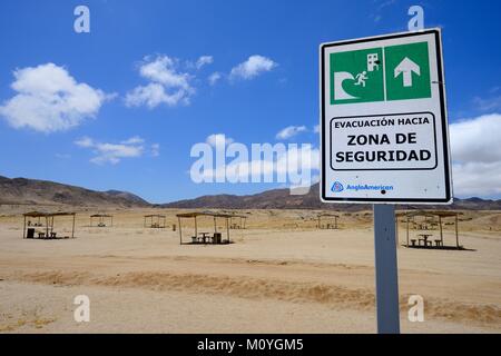 Tsunami Warnung Schild in der Nähe Picknick am Strand, Pan de Azúcar National Park, in der Nähe von Agua, Región de Atacama, Chile Stockfoto