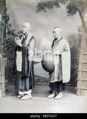 Buddhistische Pilger, Einstellung Studio, Japan, c 1880 Stockfoto
