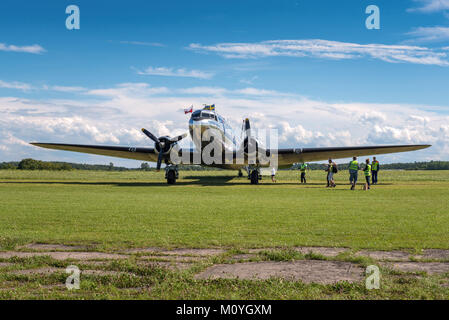 KETRZYN, Polen - 6. August 2017: Flugzeug Douglas DC-3C Daisy (SE-GFP) auf dem Flugplatz in Ketrzyn Wilamowo, während der Air Show Mazury in Pola Stockfoto