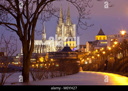 Deutschland, Köln, Hochwasser des Rheins, überflutete Promenade, Blick auf die Kathedrale und die Kirche St. Kunibert, davor die Bastei. D Stockfoto