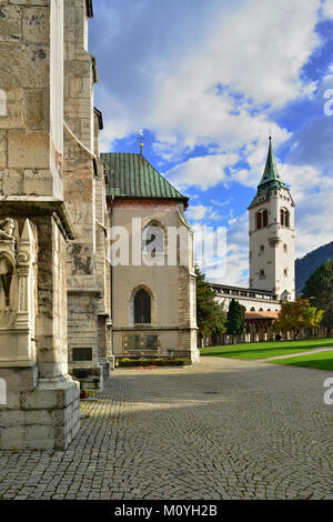 Kirchturm der Pfarrkirche Maria Himmelfahrt, Schwaz, Tirol, Österreich Stockfoto