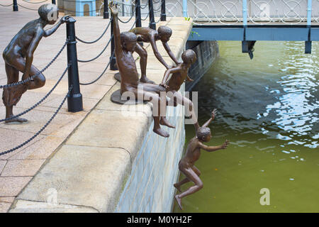 Singapur - 16. Februar 2017: "die Menschen der Statue des Flusses" von Chong Fah Cheong von Kindern in den Fluss springen in Singapur Stockfoto