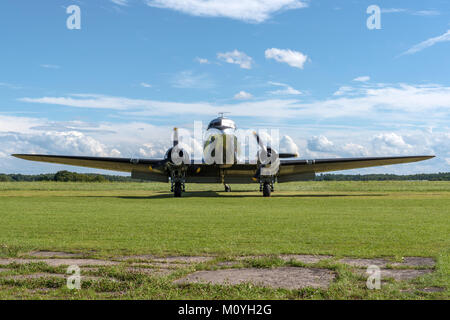 KETRZYN, Polen - 6. August 2017: Flugzeug Douglas DC-3C Daisy (SE-GFP) auf dem Flugplatz in Ketrzyn Wilamowo, während der Air Show Mazury in Pola Stockfoto