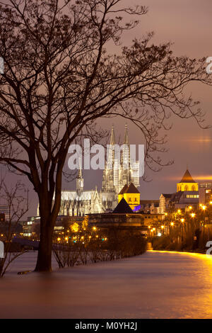 Deutschland, Köln, Hochwasser des Rheins, überflutete Promenade, Blick auf die Kathedrale und die Kirche St. Kunibert, davor die Bastei. D Stockfoto