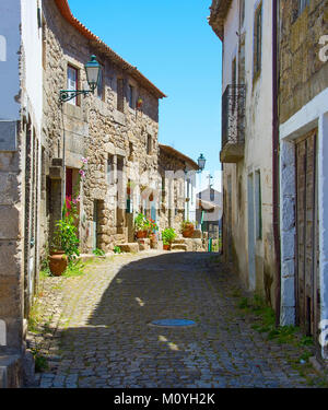 Traditionelle Portugal leere Straße in Monsanto Dorf. Dieses Dorf ist berühmt für seine Häuser aus Stein. Stockfoto